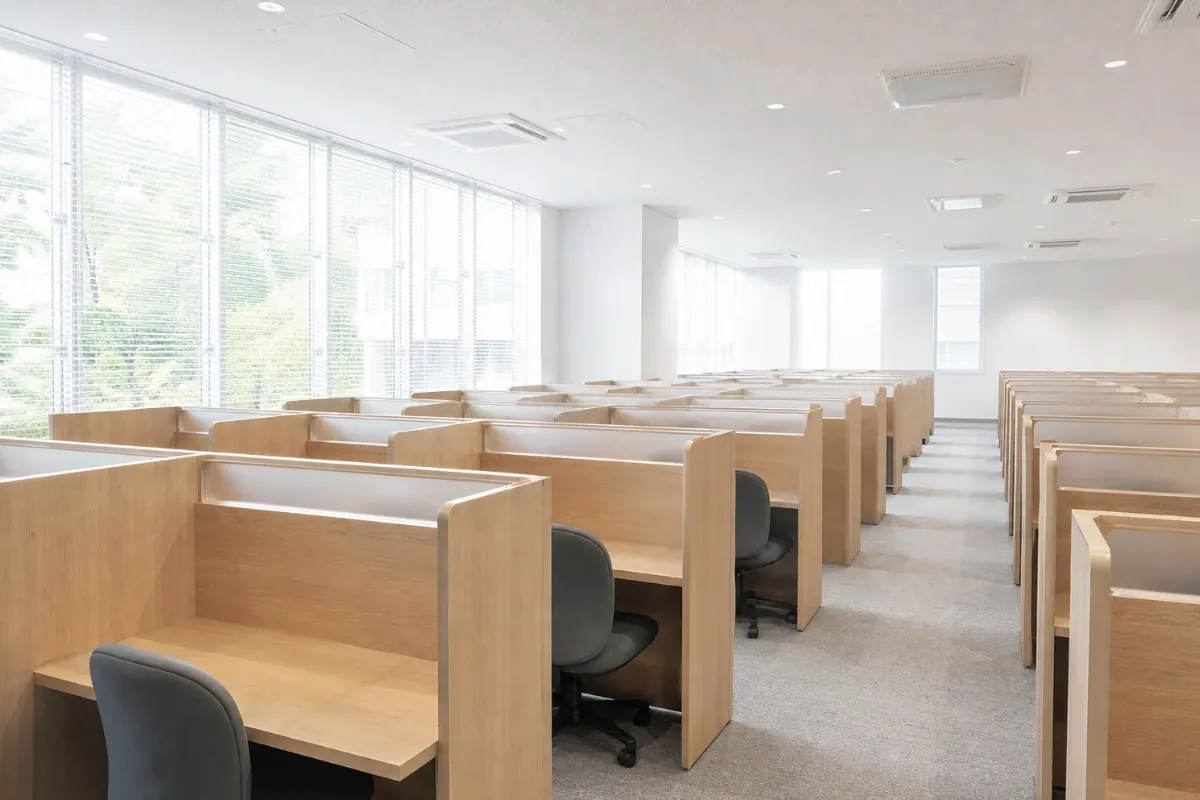 パーテーションで区切られた学習席が並ぶ自習室