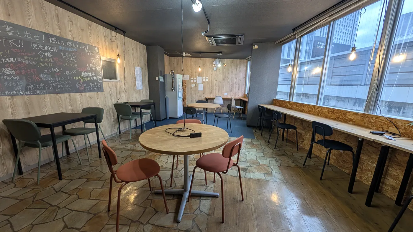 MACHITOSHO+loungeの丸テーブルと窓際のカウンター席